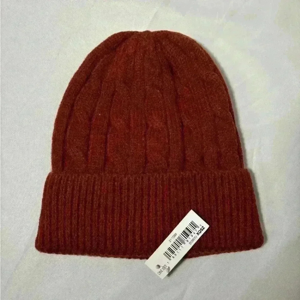 New with tags, one size fits all adult winter hat, #A011